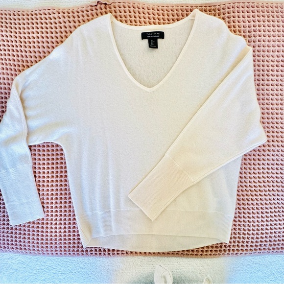 TAHARI 100% 2 Ply Cashmere V-Neck Sweater Cream L - Picture 3 of 13